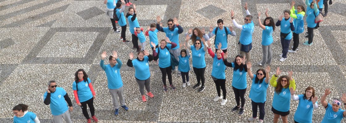 Redondo formou laço azul humano pela prevenção dos maus-tratos na infância