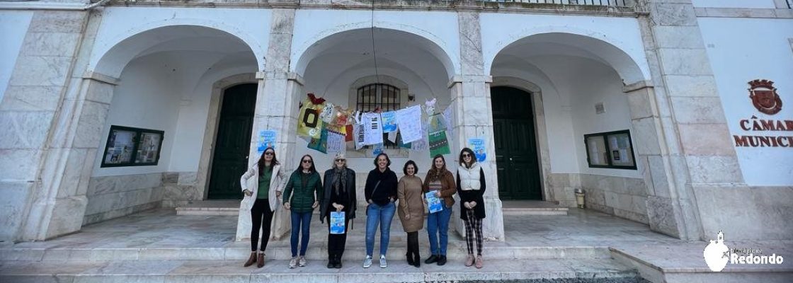 Houve roupa estendida nos Paços do Concelho de Redondo pelos direitos das crianças