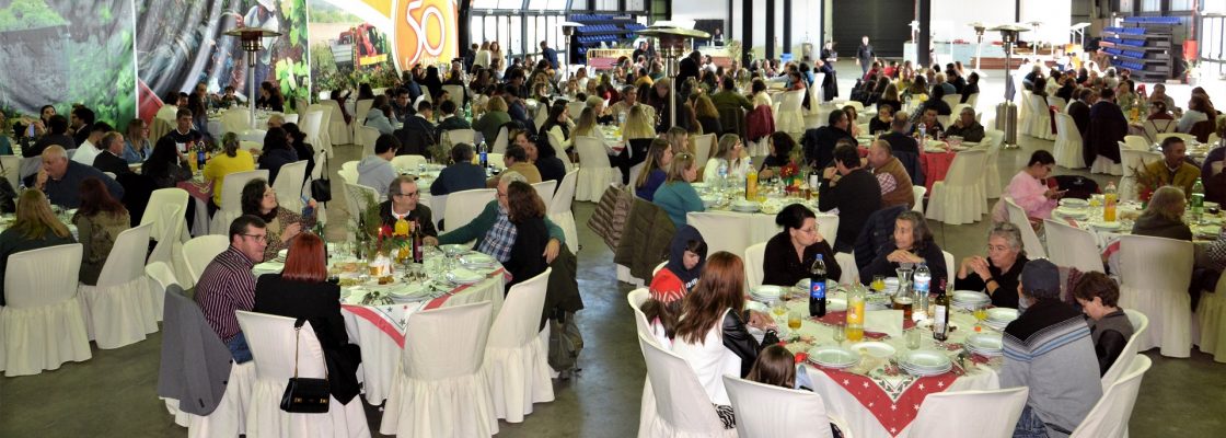 Funcionários do Município de Redondo e famílias juntos à mesa para celebrar o Natal