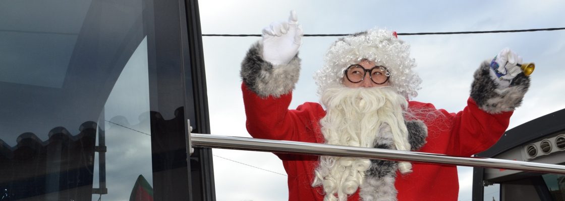 Pai Natal e Duendes distribuem votos de “Feliz Natal” às crianças do Concelho de Re...