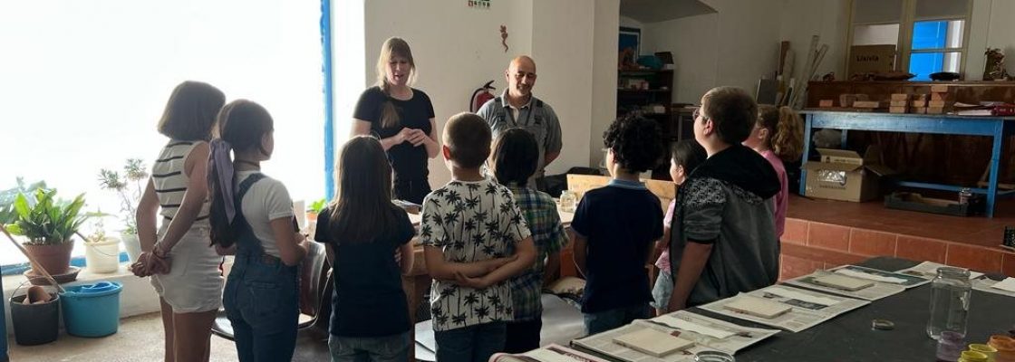 Artista plástica Ingrid Simons conduziu atividade de cerâmica no Centro Lúdico de Redondo