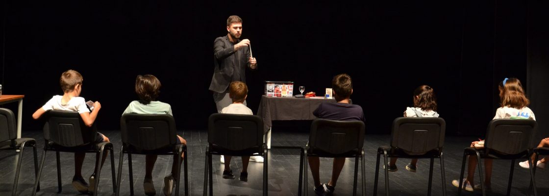 Dia Mundial da Criança: Ilusionista João Vargas trouxe magia ao Centro Cultural de Redondo