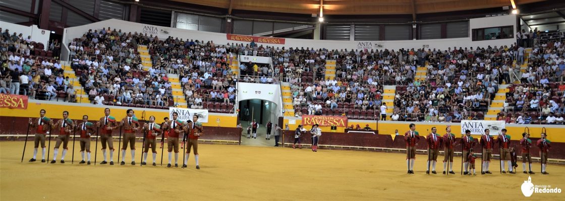 Ruas Floridas: Município de Redondo homenageia Forcados Amadores de Évora em Corrida no Coliseu
