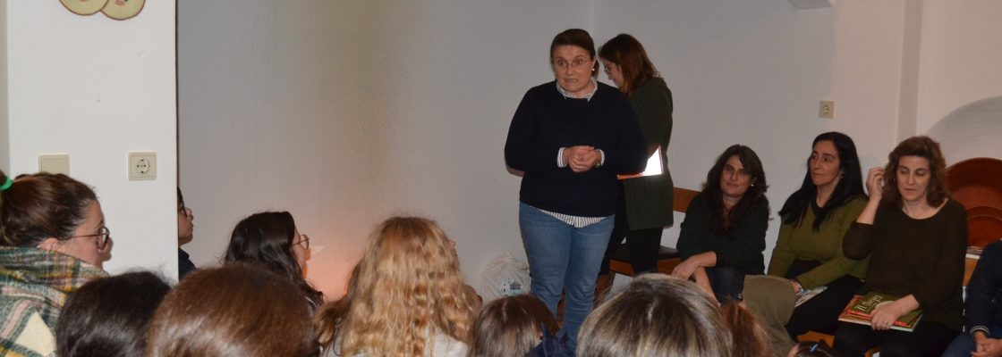 “As Rodelas” contaram histórias à lareira na Biblioteca Municipal de Redondo