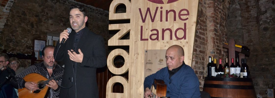 Luís Matos cantou o fado na Enoteca de Redondo