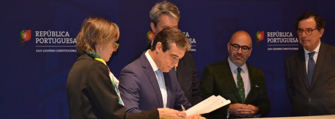 Presidente da Câmara Municipal de Redondo, David Galego, assinou com o Governo um contrato de 4 ...