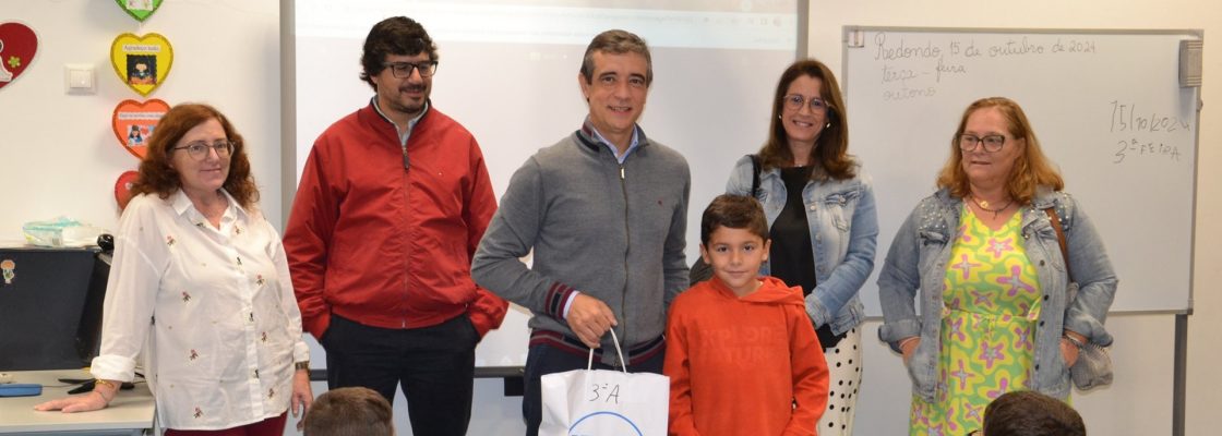 Município de Redondo entrega cadernos/ livros de fichas ao alunos do concelho