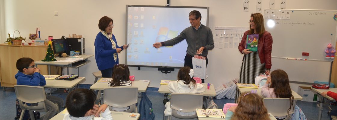 Quadra natalícia: Município oferece presentes às crianças dos Centros Escolares de Montoito e...