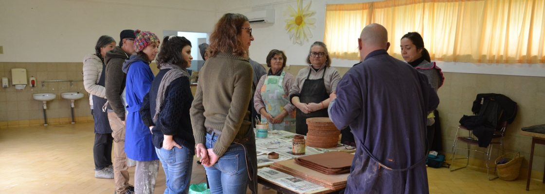 Workshop de criação de vasos de cerâmica
