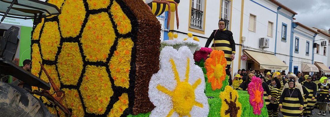 Tradição e alegria do Carnaval invadem ruas de Redondo I