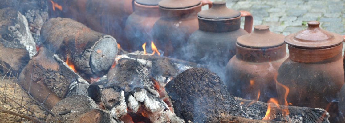 Cozido tradicional em lume de chão, olaria, tradição e música juntaram-se à mesa na Enoteca ...