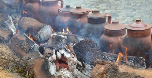 Cozido tradicional em lume de chão, olaria, tradição e música juntaram-se à mesa na Enoteca de Redondo