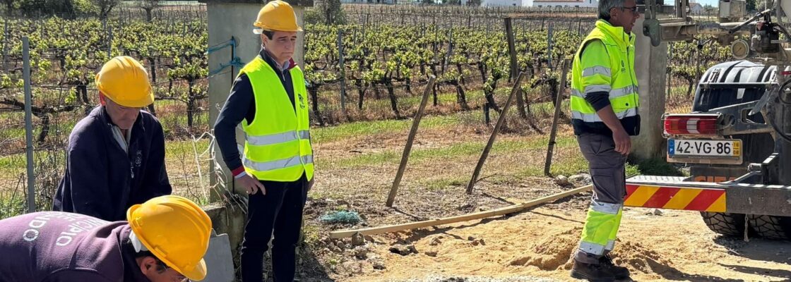 Município informa que a requalificação do Pontão das Vinhas na Rua 1 está a chegar à fase f...