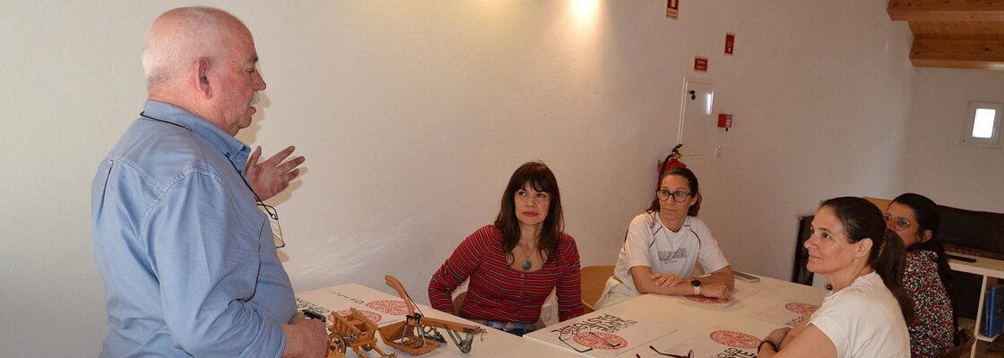 Município reforça valorização das tradições com oficina de artesanato em madeira