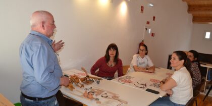 Município reforça valorização das tradições com oficina de artesanato em madeira