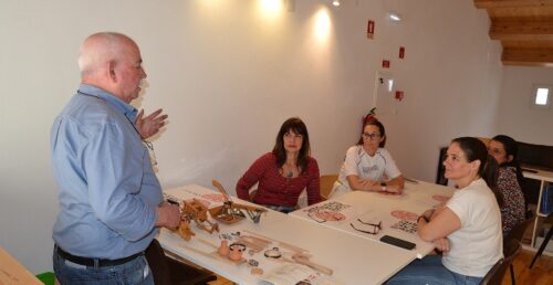 Município reforça valorização das tradições com oficina de artesanato em madeira