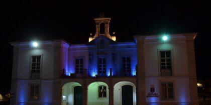 Campanha do Laço Azul ilumina Redondo pela proteção dos direitos das crianças