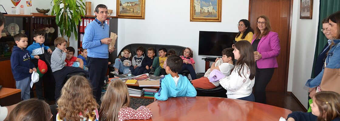 Crianças do programa “Redondo em Férias” levam alegria e tradição pascal aos Paç...